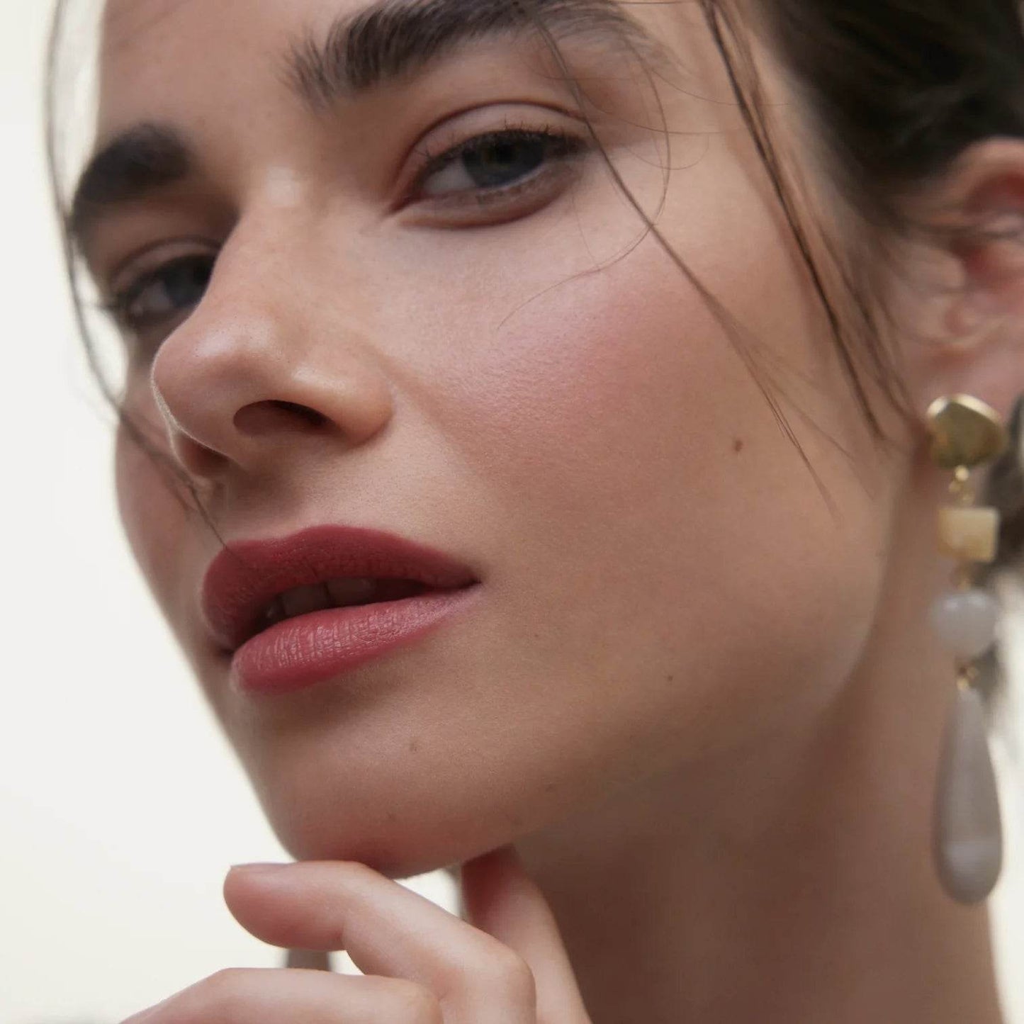 Wonderblush Lipstick on model with natural makeup and earrings for a fresh look