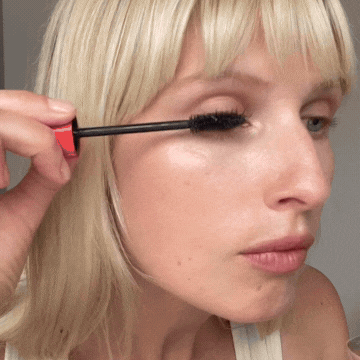 Applying Westman Buildable Natural Mascara for voluminous and defined lashes