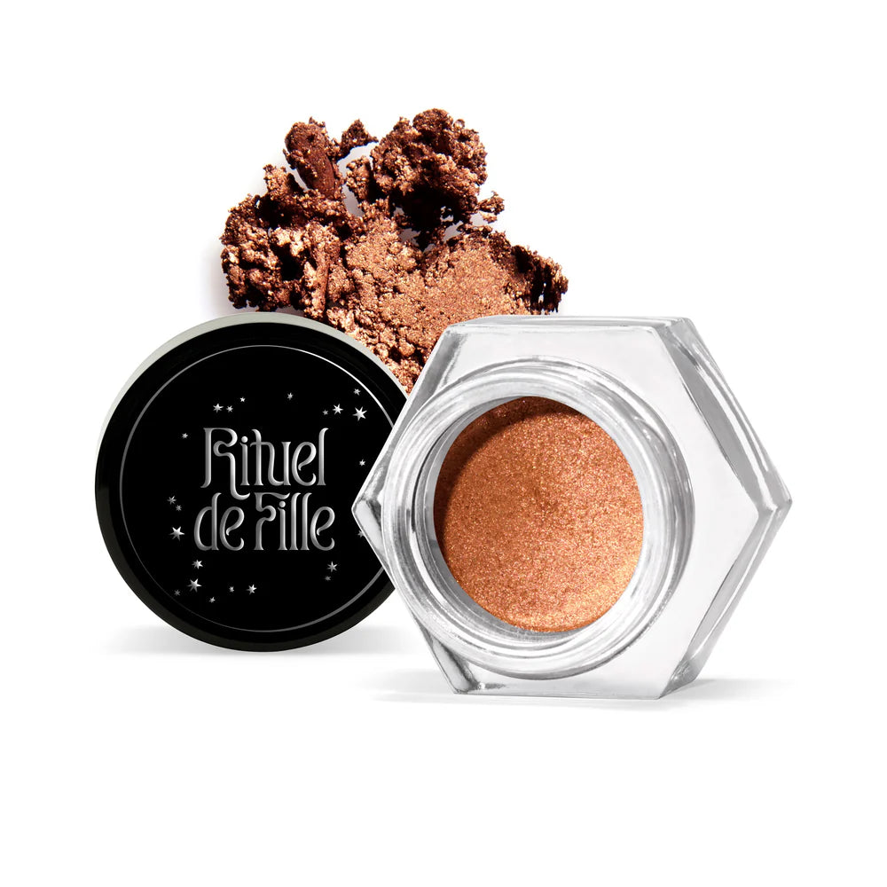 Rituel de Fille Cream Eyeshadow in bronze with rich pigmentation for a shimmering eye look