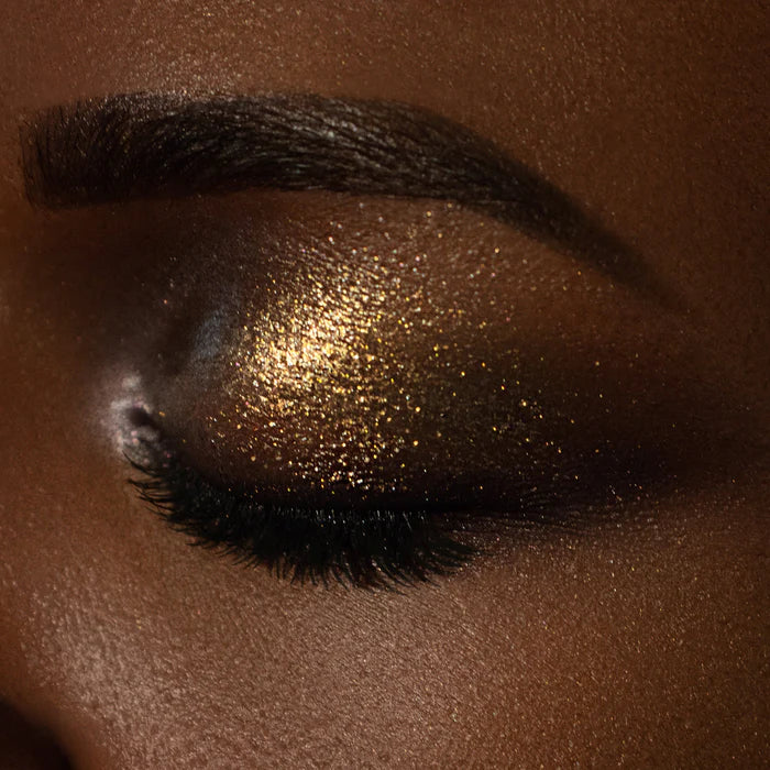 Rituel de Fille Eye Gloss in shimmering gold applied on eyelid for a glamorous look