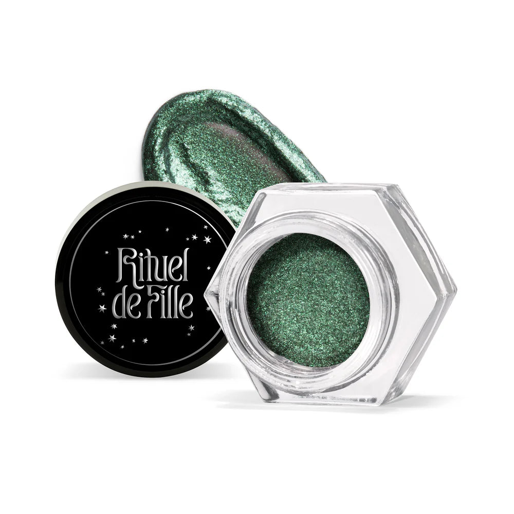 Rituel de Fille Eye Gloss in a shimmering green hue for a radiant eye look