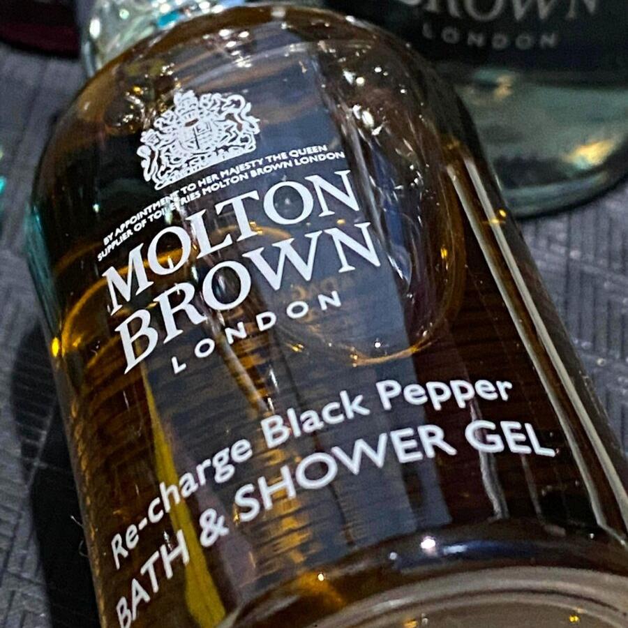 Re-Charge Black Pepper Bath & Shower Gel | Shop Molton Brown at London Beauty