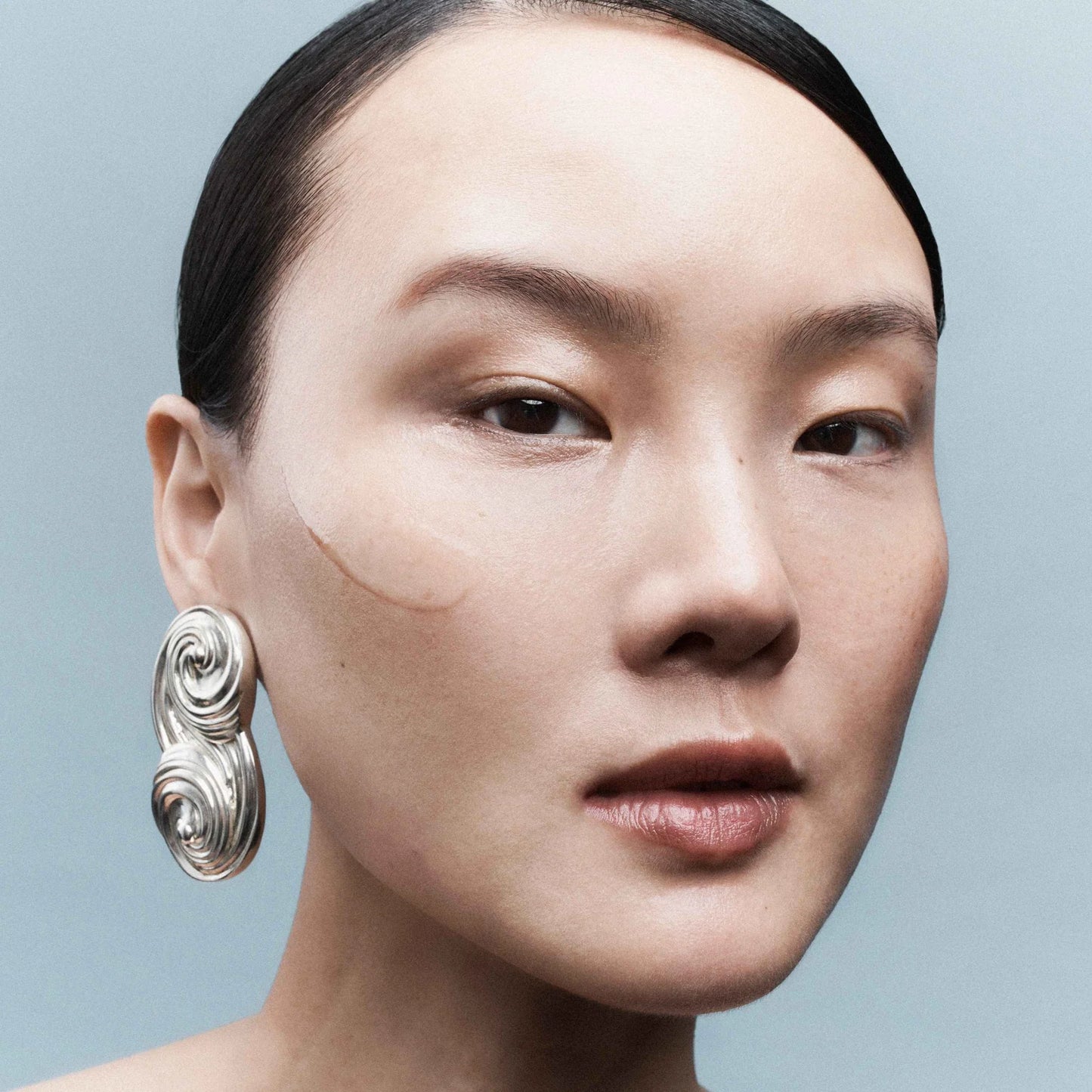Omorovicza Gel Moisturizer applied on model's skin for hydration and a healthy glow