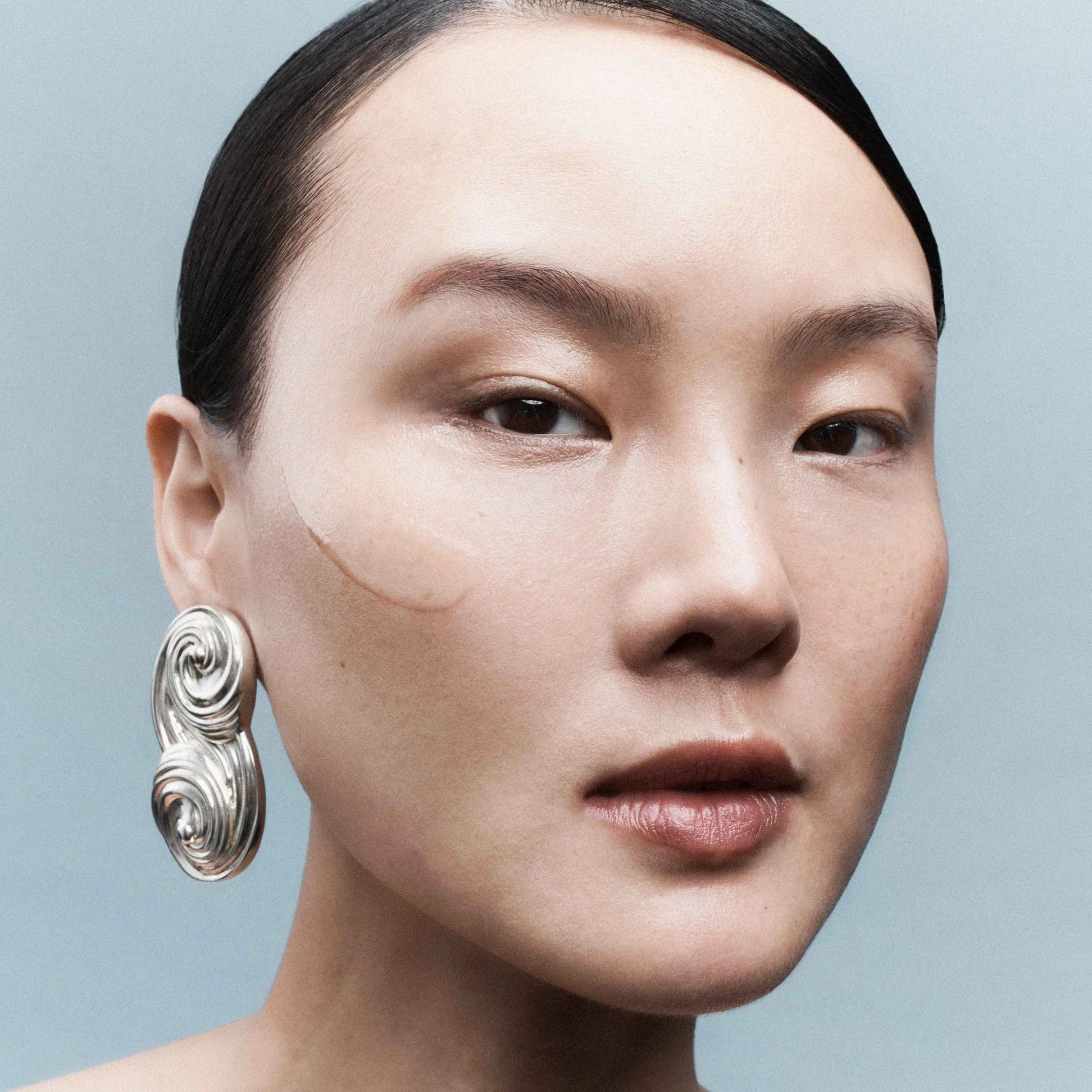 Omorovicza Gel Moisturizer applied on model's skin for hydration and a healthy glow