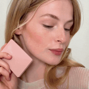 Model applying Westman Atelier Blush and Sculpt Powder Duos for a natural makeup look